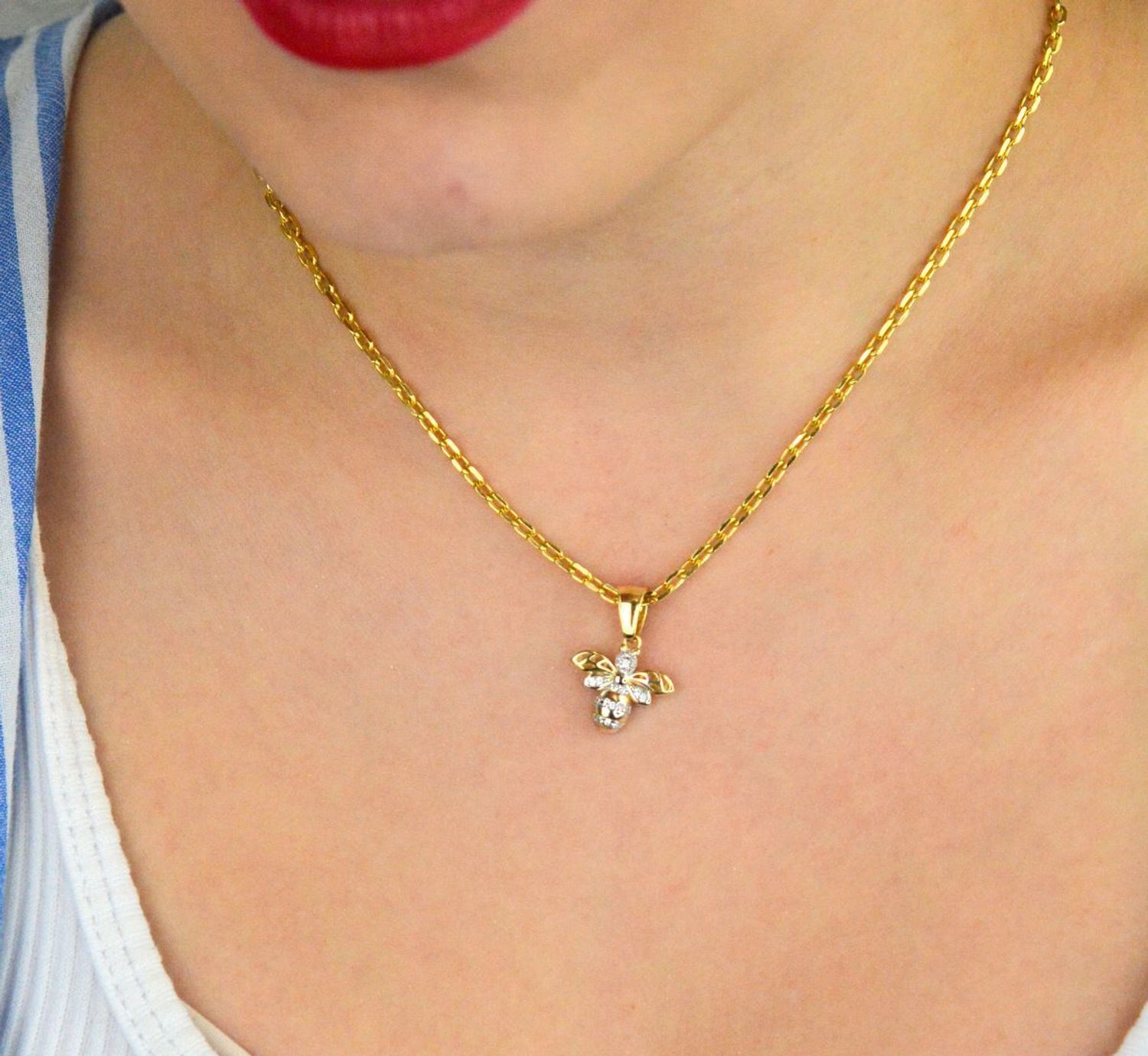 Złoty wisiorek pszczółka MINET wykonany z 14-karatowego złota (Au 585), zdobiony białymi cyrkoniami. Waga 1,25 g, szerokość 15 mm, wysokość 2 cm. Symboliczny i elegancki.1.jpg