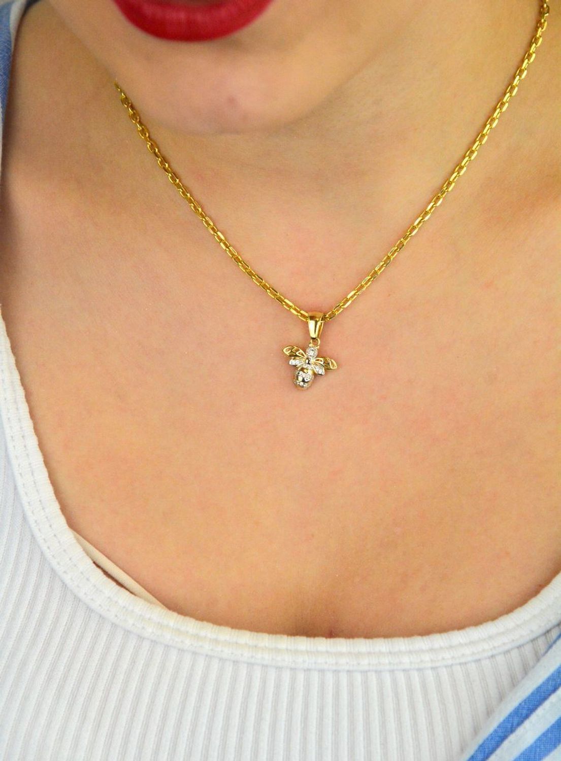 Złoty wisiorek pszczółka MINET wykonany z 14-karatowego złota (Au 585), zdobiony białymi cyrkoniami. Waga 1,25 g, szerokość 15 mm, wysokość 2 cm. Symboliczny i elegancki.1.jpg