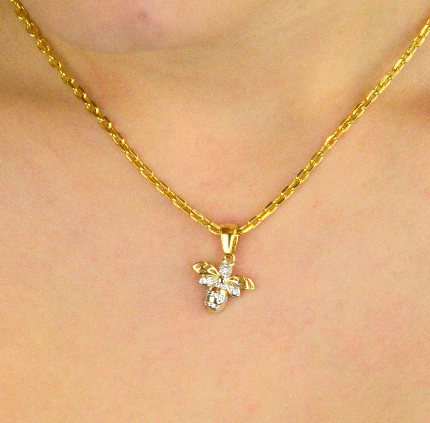 Złoty wisiorek pszczółka MINET wykonany z 14-karatowego złota (Au 585), zdobiony białymi cyrkoniami. Waga 1,25 g, szerokość 15 mm, wysokość 2 cm. Symboliczny i elegancki.1.jpg