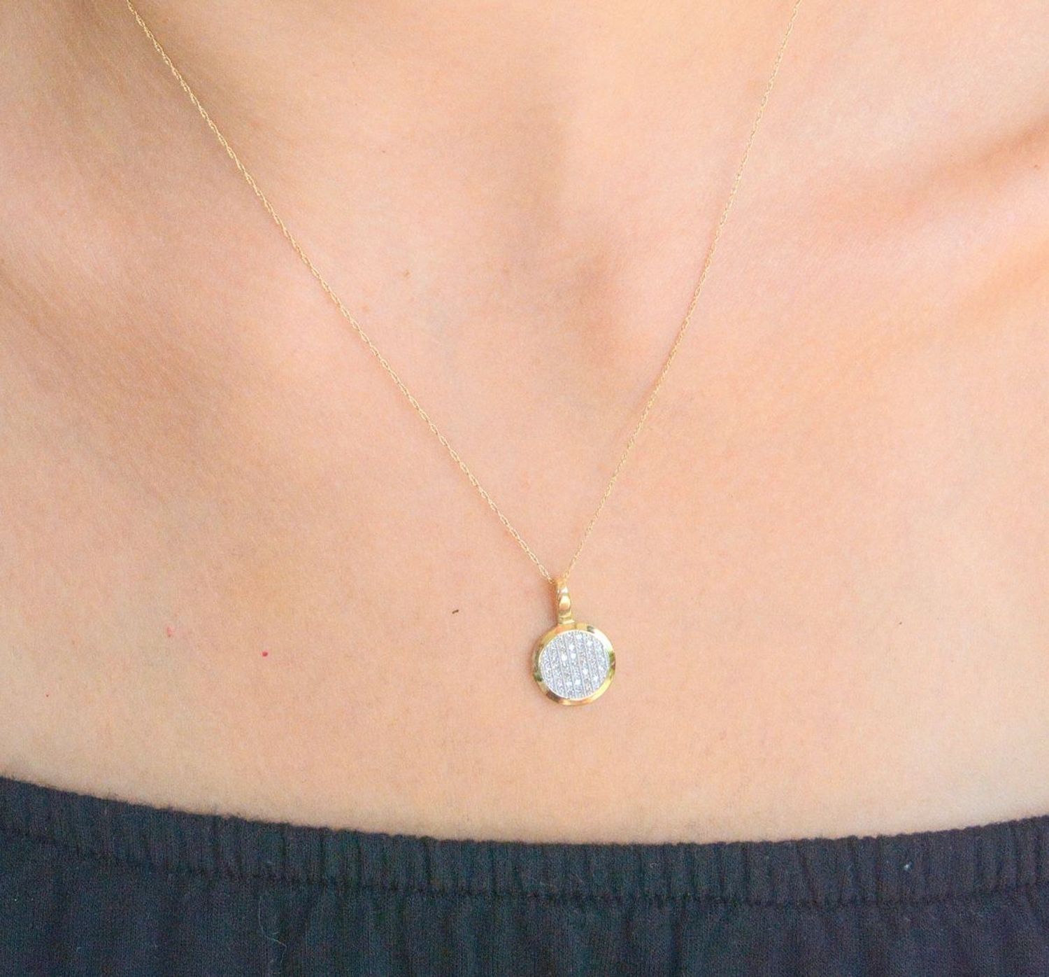 Zawieszka złota Okrągły medalion z 37 Diamentami 585 JP5471Y (2).jpg