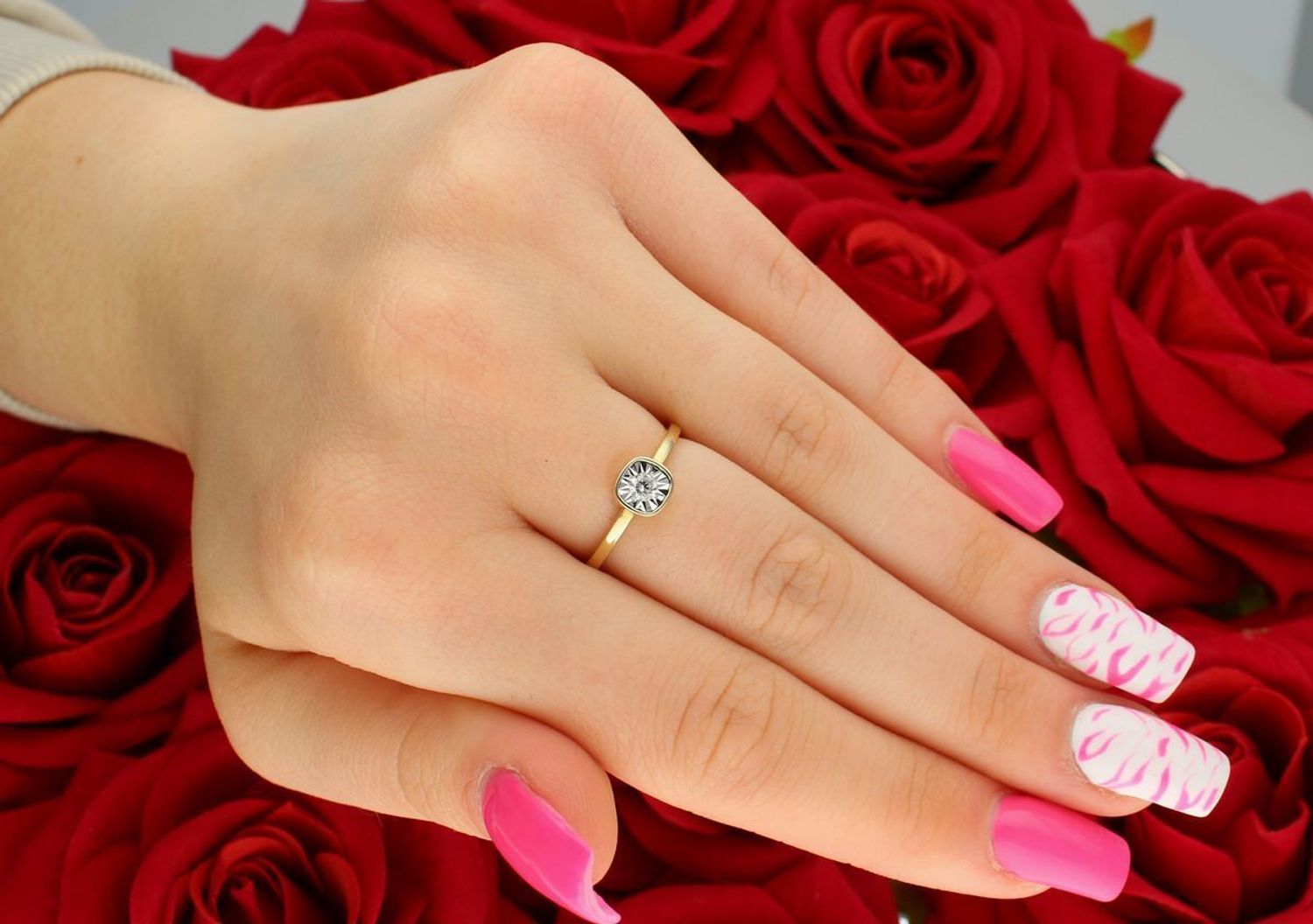 Złoty pierścionek JR11551Y z diamentem 0,11ct HSI. Waga 1,60 g, rozmiar 14, ozdoba 6 mm. Klasyka w eleganckim wydaniu z żółtego złota próby 585.1.jpg