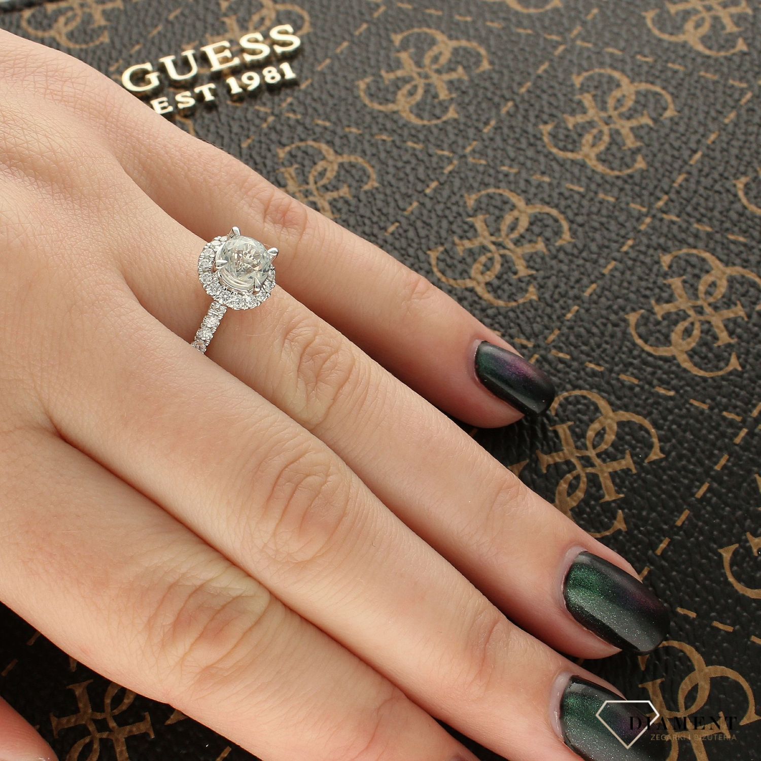 Pierścionek z białego złota 585 z białym szafirem i 32 diamentami 0,45 ct (GSI). Luksusowa biżuteria idealna na zaręczyny lub wyjątkowy prezent. Certyfikat autentyczności w zestawie1.jpg