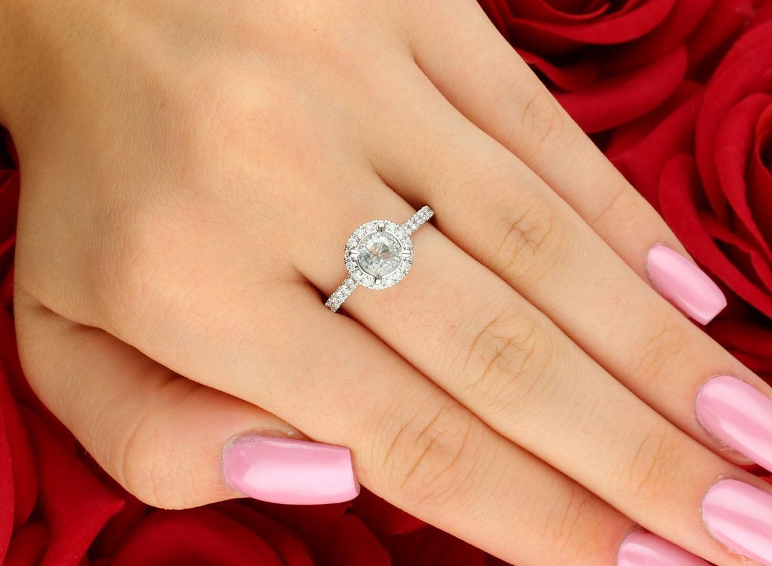 Pierścionek z białego złota 585 z białym szafirem i 32 diamentami 0,45 ct (GSI). Luksusowa biżuteria idealna na zaręczyny lub wyjątkowy prezent. Certyfikat autentyczności w zestawie1.jpg