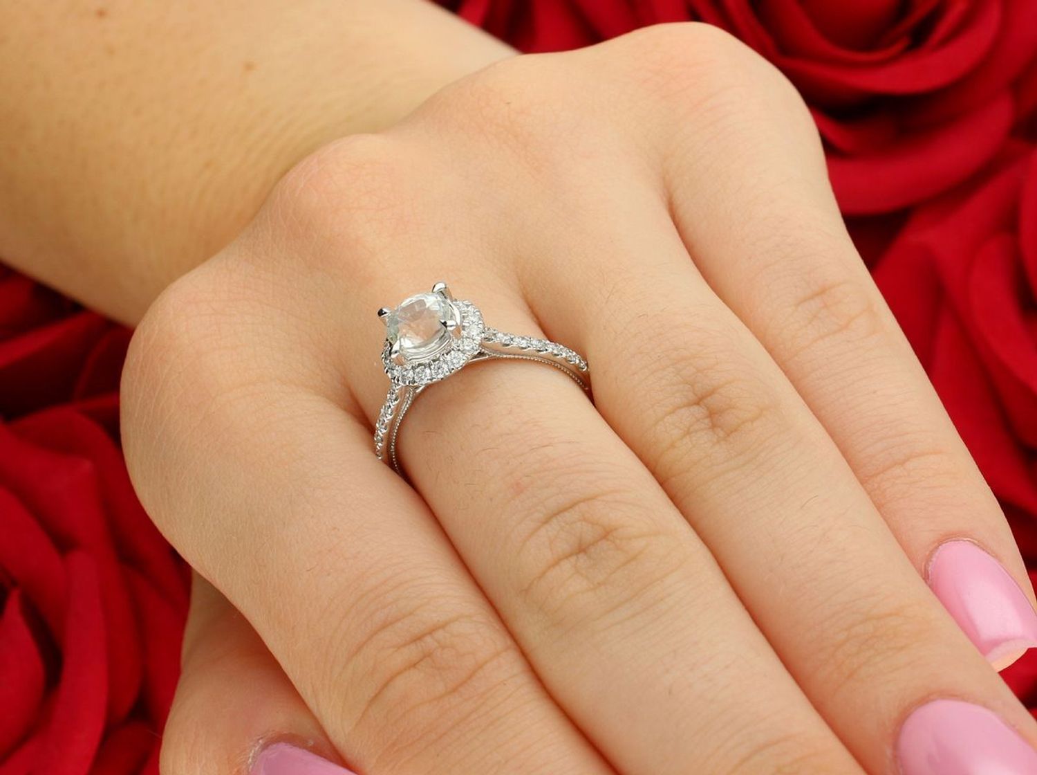 Pierścionek z białego złota 585 z białym szafirem i 32 diamentami 0,45 ct (GSI). Luksusowa biżuteria idealna na zaręczyny lub wyjątkowy prezent. Certyfikat autentyczności w zestawie1.jpg