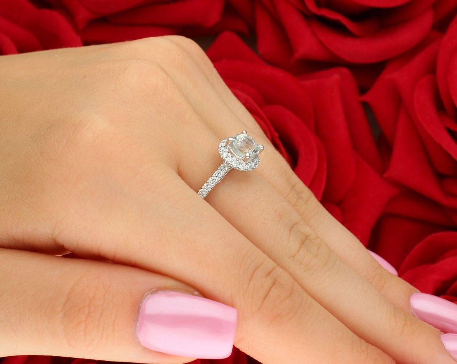 Pierścionek z białego złota 585 z białym szafirem i 32 diamentami 0,45 ct (GSI). Luksusowa biżuteria idealna na zaręczyny lub wyjątkowy prezent. Certyfikat autentyczności w zestawie1.jpg