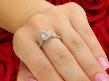 Pierścionek z białego złota 585 z białym szafirem i 32 diamentami 0,45 ct (GSI). Luksusowa biżuteria idealna na zaręczyny lub wyjątkowy prezent. Certyfikat autentyczności w zestawie4.jpg