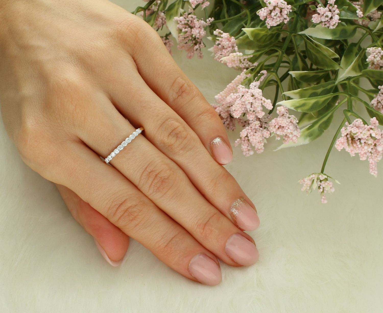 Pierścionek damski prosty z Diamentami o formie obrączki bogato wysadzanej Diamentami rozmiar 17 JR14183Y Damski pierścionek wykonany z żółtego 14 karatowego złota o formie wąskiej obrączki wysadzanej dużymi.jpg