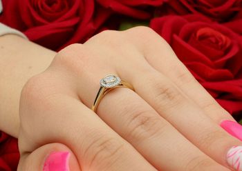 Złoty pierścionek damski JR14321Y z 25 brylantami o masie 0,14 ct. Klasa GHSI, waga 2 g, rozmiar 19. Elegancki, subtelny i idealny na prezent. Sprawdź teraz!3.jpg