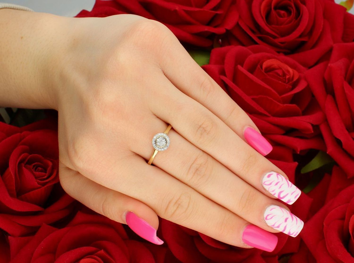 Złoty pierścionek damski JR14321Y z 25 brylantami o masie 0,14 ct. Klasa GHSI, waga 2 g, rozmiar 19. Elegancki, subtelny i idealny na prezent. Sprawdź teraz!11.jpg