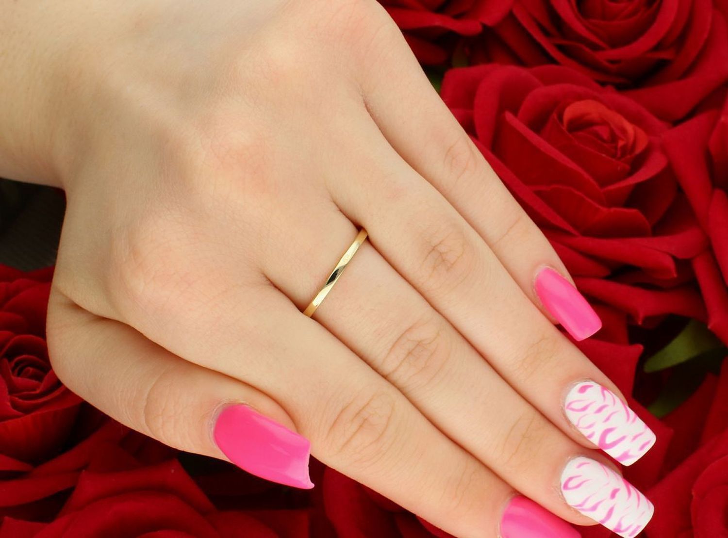 Złoty pierścionek damski JR14321Y z 25 brylantami o masie 0,14 ct. Klasa GHSI, waga 2 g, rozmiar 19. Elegancki, subtelny i idealny na prezent. Sprawdź teraz!11.jpg