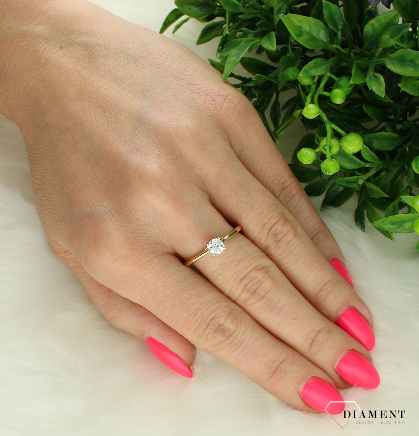 Złoty pierścionek damski 585 Jeden Diament na szczególną okazję 0.07 ct JR18226Y  Pierścionek z żółtego 14 karatowego złota z Diamentami, idealny prezent dla każdej kobiety. Klasyka w idealnym wydaniu o rozmiarze 16 (2).jpg