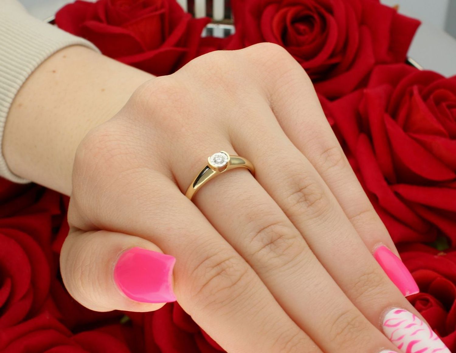 Złoty pierścionek z diamentem 0,10ct GHSI – JR18232Y.jpg