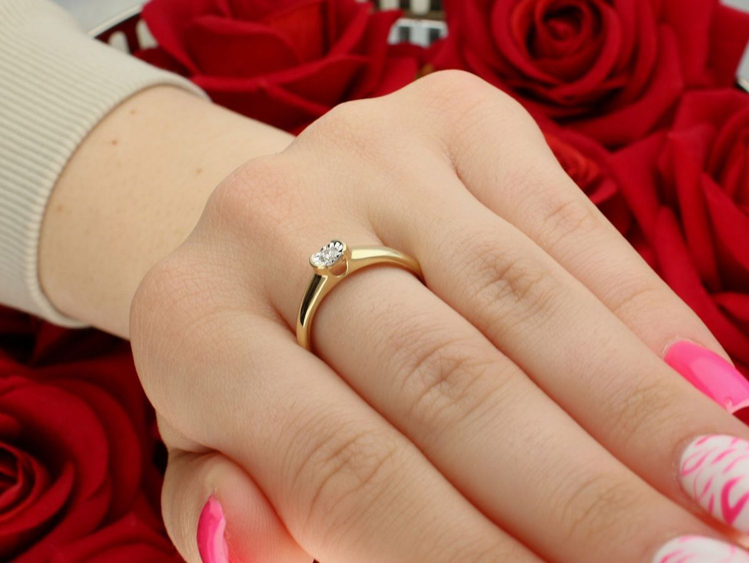 Złoty pierścionek z diamentem 0,10ct GHSI – JR18232Y.jpg