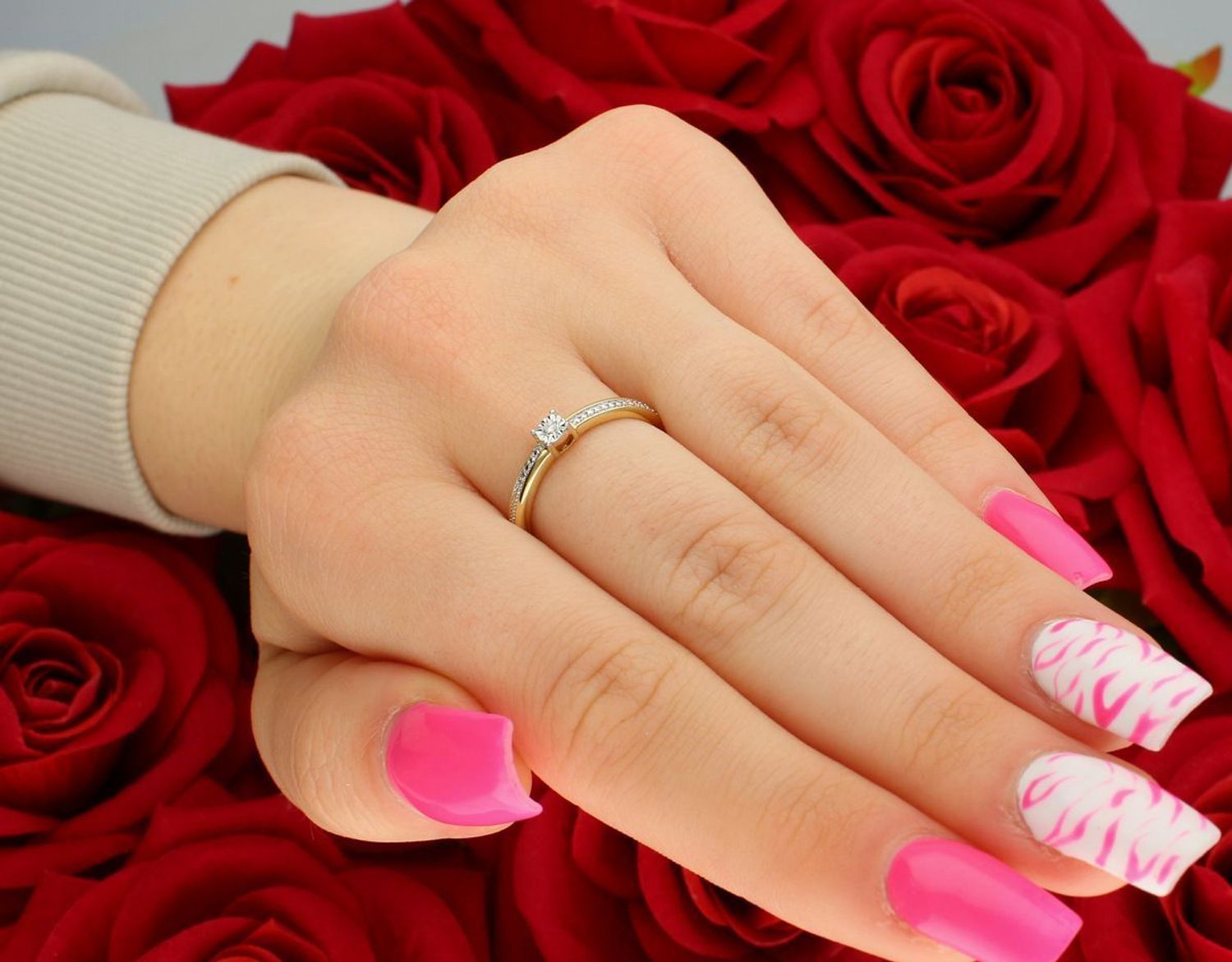 Złoty pierścionek z diamentem 0,04ct GHSI – JR20488Y.jpg