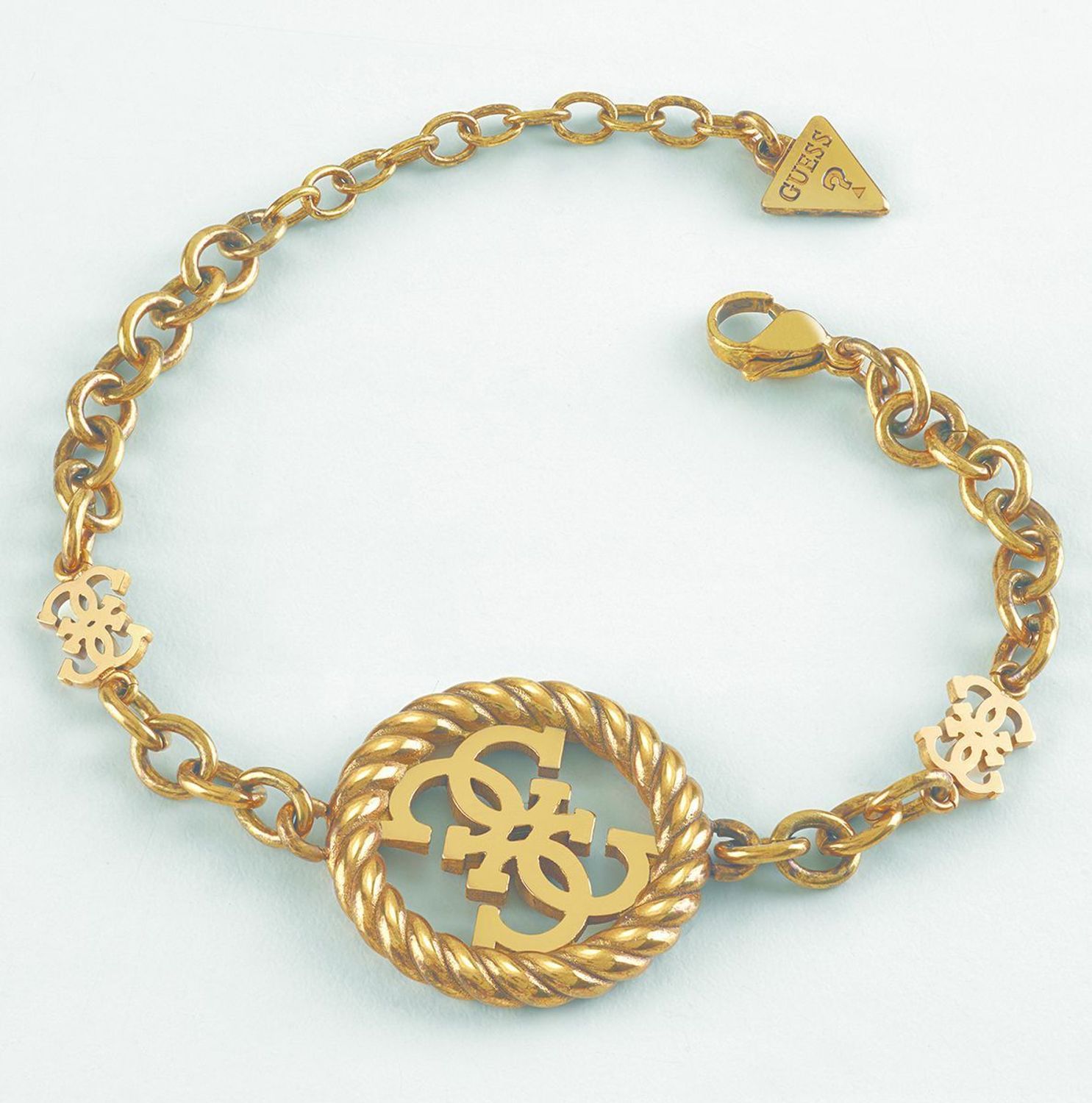 Bransoletka GUESS w kolorze złotym z wyraźnym logo marki UBB01012WAG-S.1.jpg