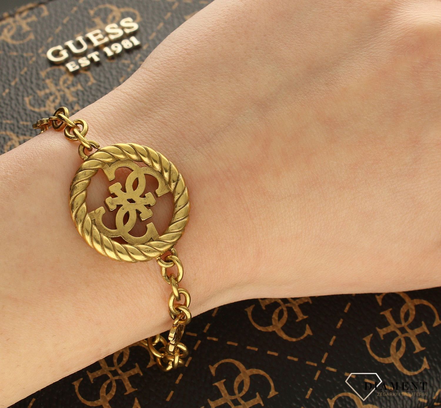 Bransoletka GUESS w kolorze złotym z wyraźnym logo marki UBB01012WAG-S.1.jpg