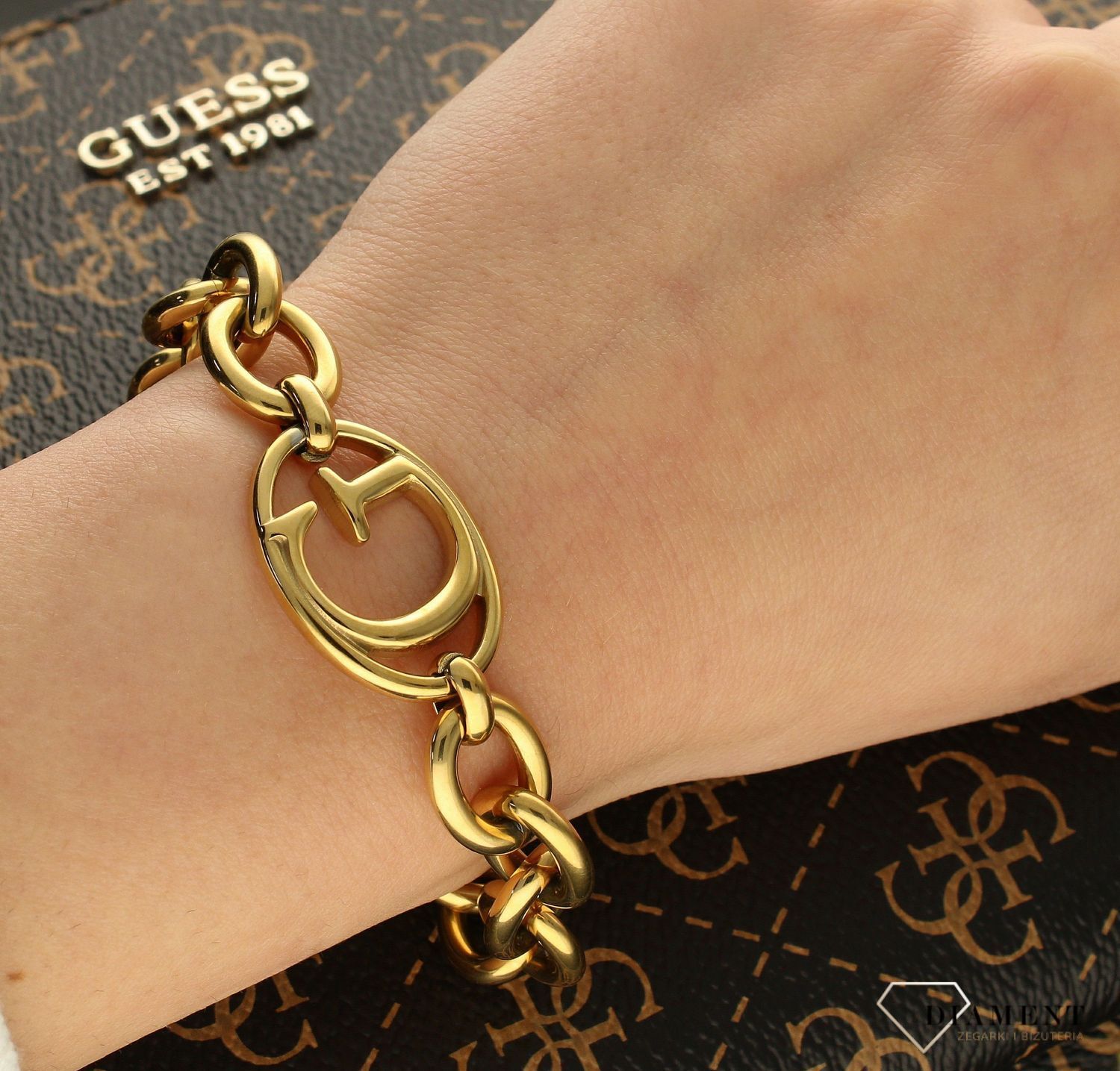 Bransoletka damska Guess w kolorze złoty z wyraźnym logo UBB01045JWYGS.1.jpg