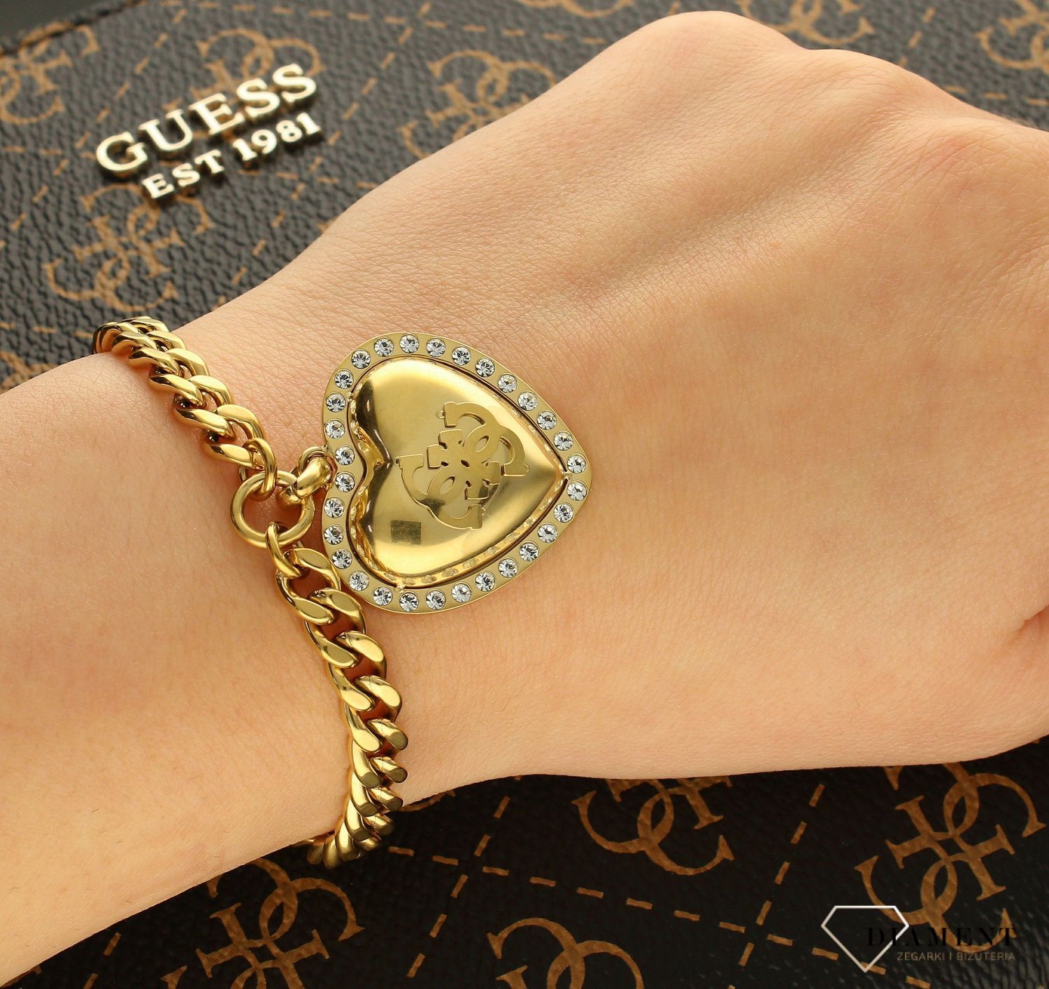 Bransoletka GUESS stalowa w kolorze złotym 'Pancerka z sercem Guess' UBB01075JWYGS.jpg