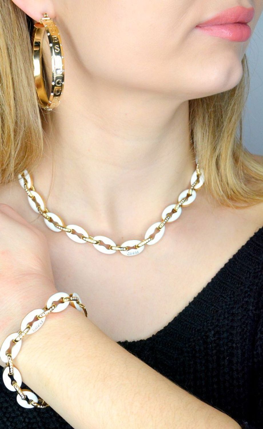 Bransoletka damska GUESS z białymi ogniwkami JUBB01413JWYGWHS.  Bransoletka damska Guess. Damska bransoletka Guess z białymi ogniwkami. Bransoletka stalowa Guess. Bransoletka damska stalowa pozłacana Guess..jpg