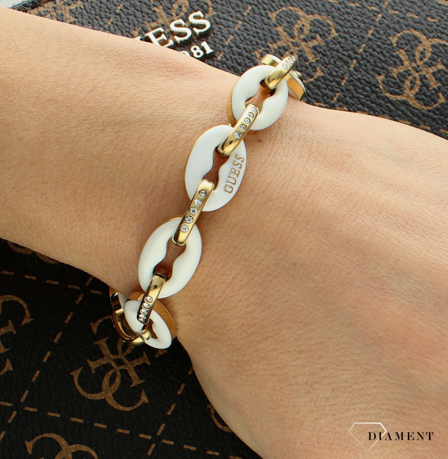 Bransoletka damska GUESS z białymi ogniwkami JUBB01413JWYGWHS.  Bransoletka damska Guess. Damska bransoletka Guess z białymi ogniwkami. Bransoletka stalowa Guess. Bransoletka damska stalowa pozłacana Guess..jpg