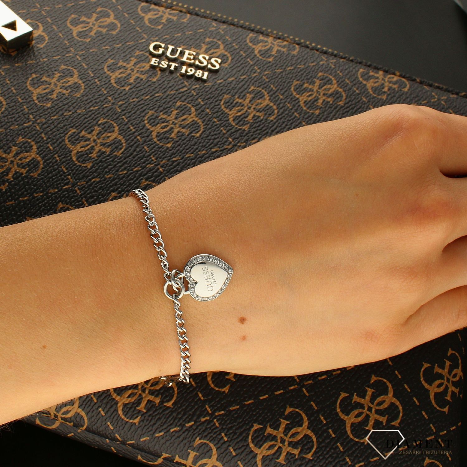 Bransoletka GUESS damska stalowa z wiszącym sercem JUBB01422JWRHS ✓ Biżuteria GUESS ✓ stalowa bransoletka GUESS z elementem ozdobnym w formie serca oraz blaszki z napisem Guess✓.jpg