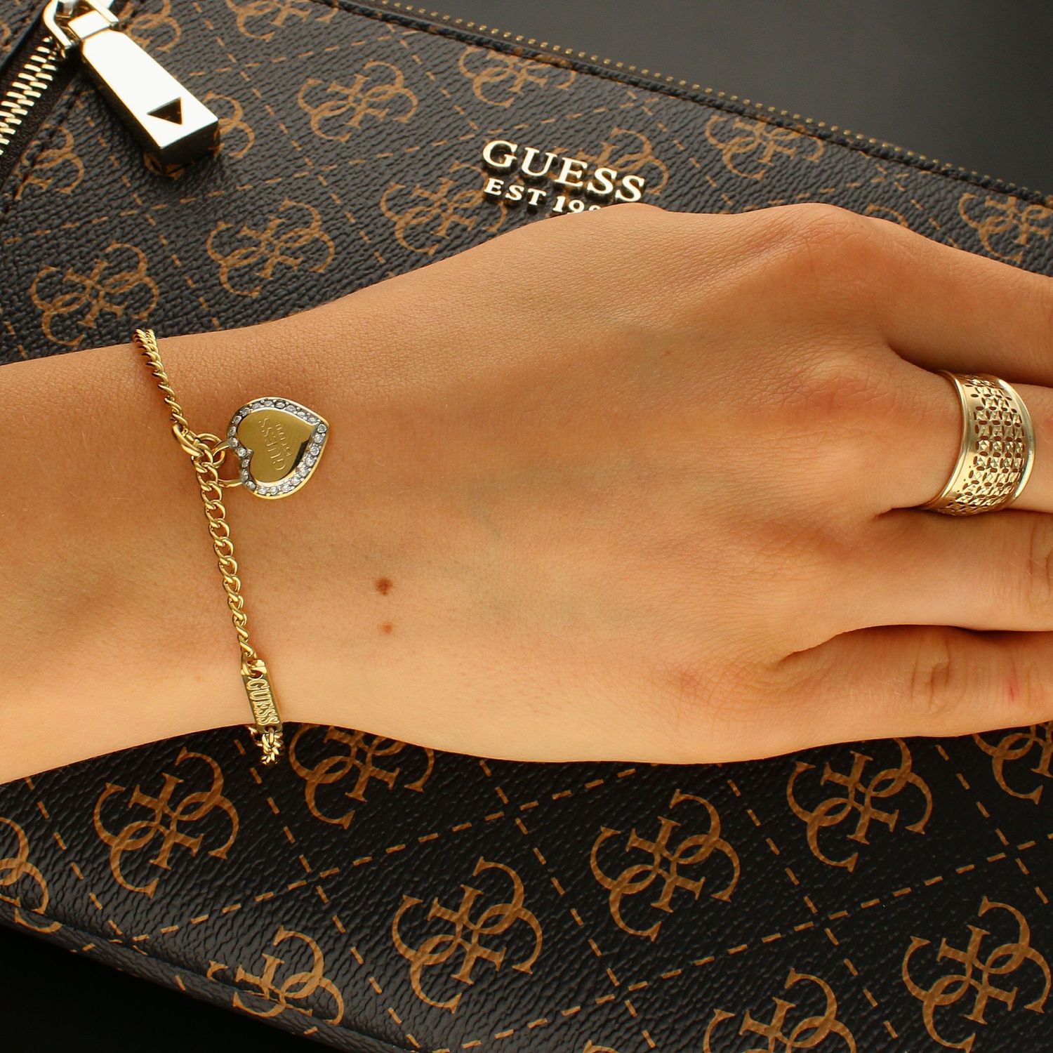 Bransoletka GUESS damska stalowa z wiszącym sercem JUBB01422JWYGS ✓ Biżuteria GUESS ✓ stalowa bransoletka GUESS z elementem ozdobnym w formie serca oraz blaszki z napisem Guess✓ Oficjalny Sklep Online ✓Stwórz swój nowy styl  (1).jpg