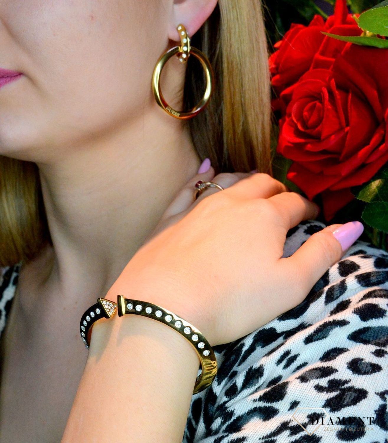 Złota bransoletka damska Guess sztywna z cyrkoniami JUBB01481JWYGL.webp