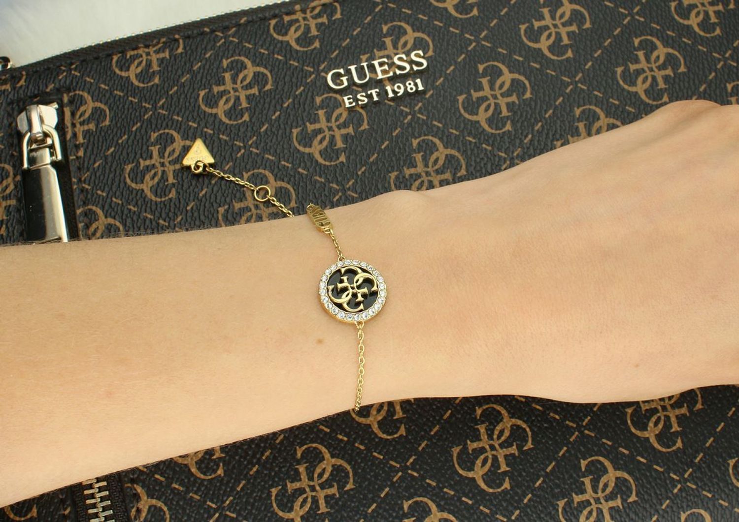 Stalowa bransoletka damska Guess z czarnym elementem i cyrkonią, regulowana.jpg