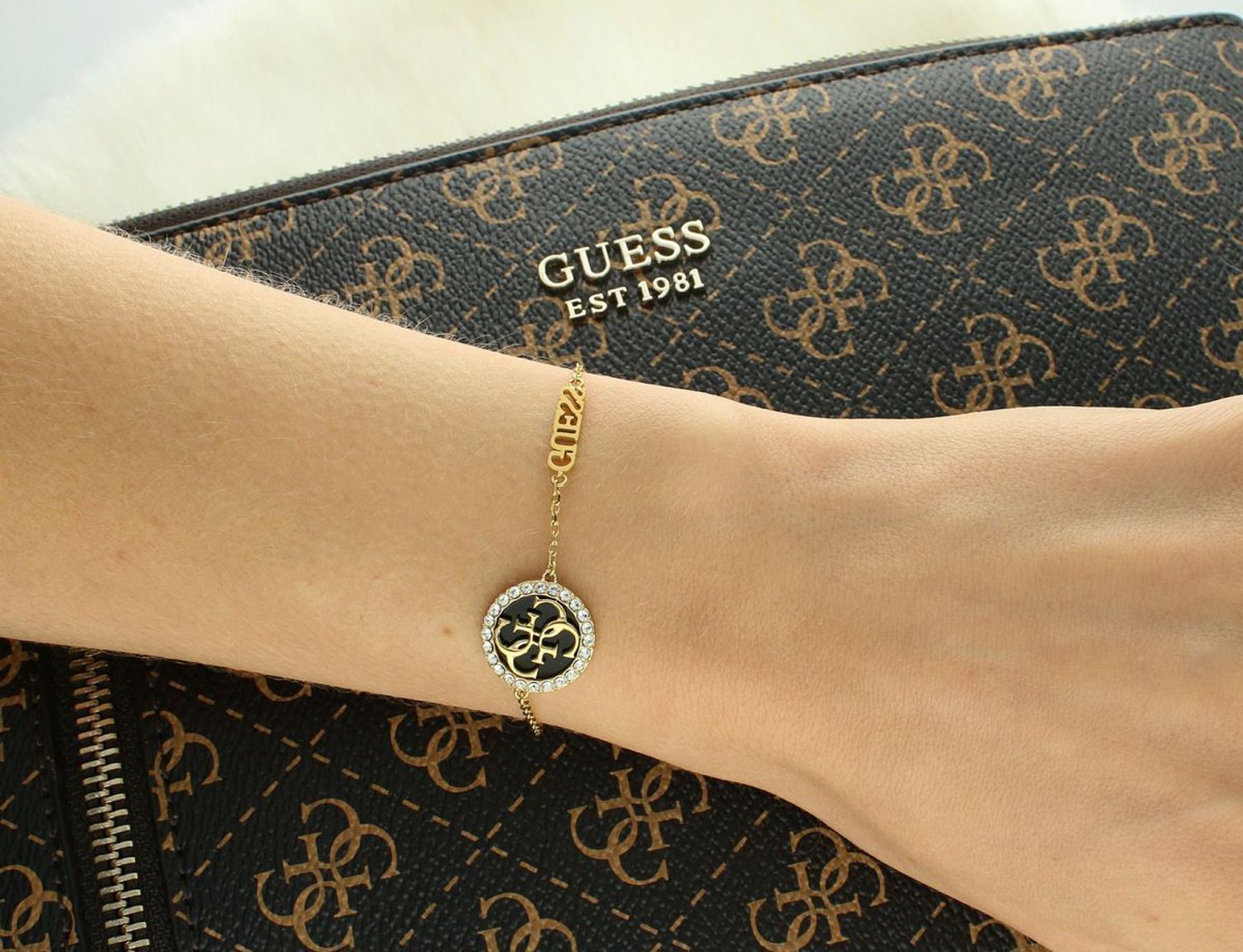 Stalowa bransoletka damska Guess z czarnym elementem i cyrkonią, regulowana.jpg