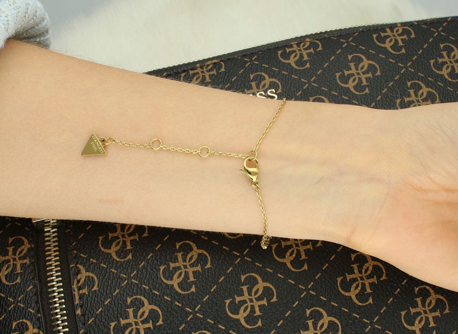 Stalowa bransoletka damska Guess z czarnym elementem i cyrkonią, regulowana.jpg