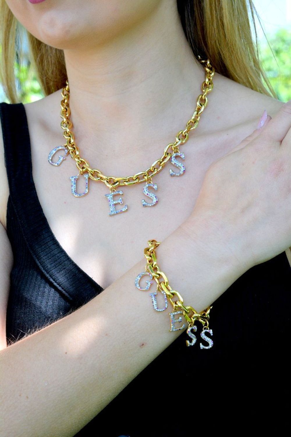 Bransoletka damska GUESS złota z kolorowymi kamieniami JUBB02221JWYGMCL.jpg