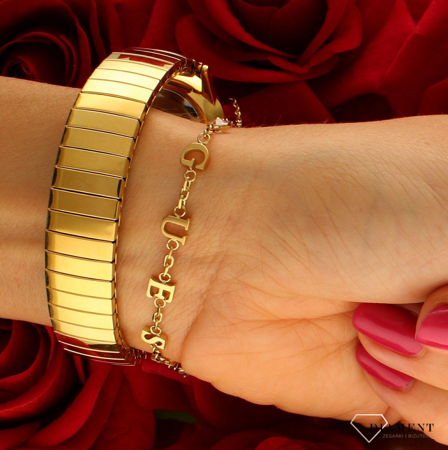 Bransoletka damska Guess z napisem JUBB02226JWYGL. Stalowa bransoletka damska. Bransoletka damska Guess. Bransoletka damska stalowa Guess. Bransoletka z logo Guess. Bransoletka w złotym kolorze Guess. Biżuteria G.jpg