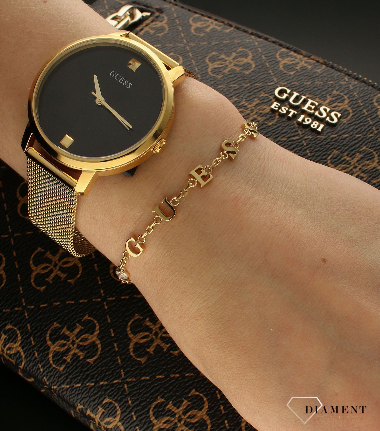 Bransoletka damska Guess celebrytka z cyrkoniami JUBB02226JWYGS. Bransoletka damska Guess w złotym kolorze z literkami ozdobnymi ułożonymi w napis Guess. Stalowa bransoletka w kolorze złotym z cyrkoniami. Bransoletka złożona z łańcuszka typu an.jpg