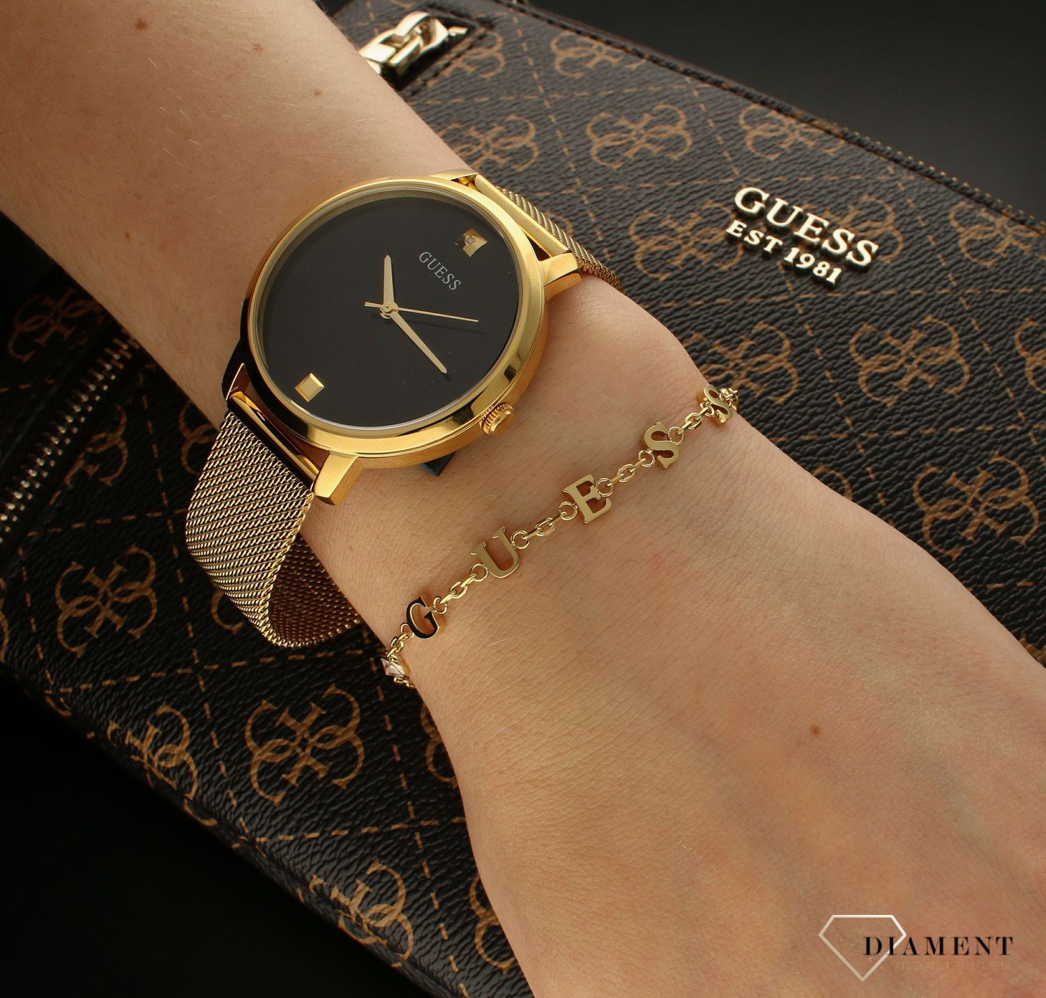 Bransoletka damska Guess celebrytka z cyrkoniami JUBB02226JWYGS. Bransoletka damska Guess w złotym kolorze z literkami ozdobnymi ułożonymi w napis Guess. Stalowa bransoletka w kolorze złotym z cyrkoniami. Bransoletka złożona z łańcuszka typu an.jpg