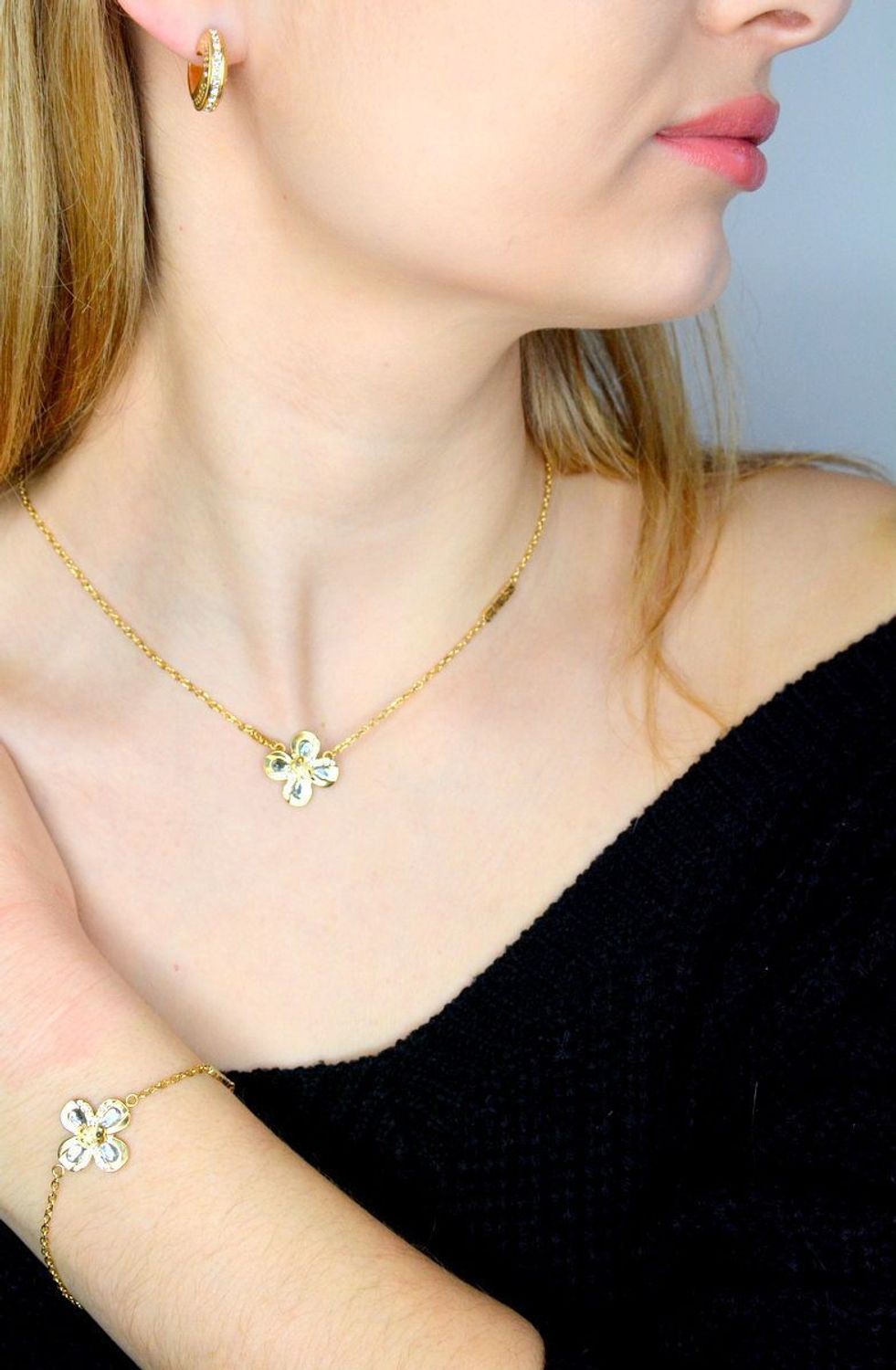 Bransoletka damska Guess z logo Guess i ozdobnym kwiatkiem JUBB03058JWYGS. Bransoletka damska Guess. Bransoletka damska stalowa Guess. Bransoletka w złotym kolorze Guess. Bransoletka Guess damska z cyrkoniami..jpg