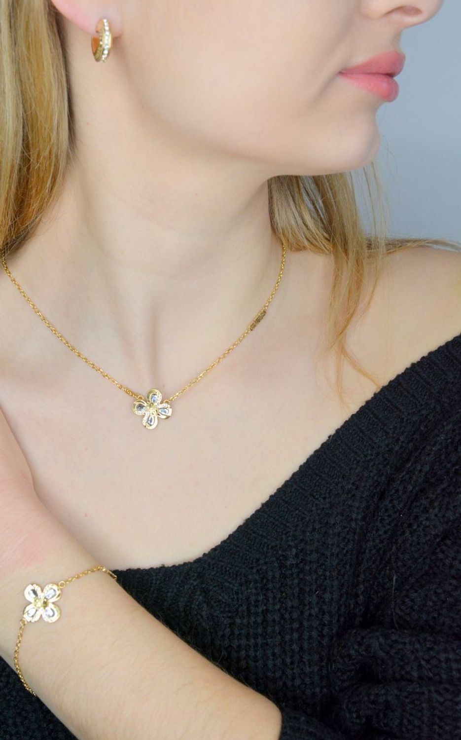 Bransoletka damska Guess z logo Guess i ozdobnym kwiatkiem JUBB03058JWYGS. Bransoletka damska Guess. Bransoletka damska stalowa Guess. Bransoletka w złotym kolorze Guess. Bransoletka Guess damska z cyrkoniami..jpg