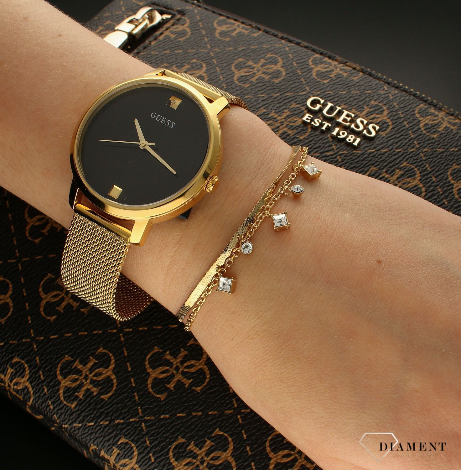 Bransoletka damska Guess z białymi cyrkoniami JUBB03068JWYGWHS. Bransoletka damska Guess w złotym kolorze z wiszącymi elementami ozdobnymi w białym kolorze. Stalowa bransoletka w kolorze złotym z cyrkoniami. Bransoletka Guess na prezent..jpg