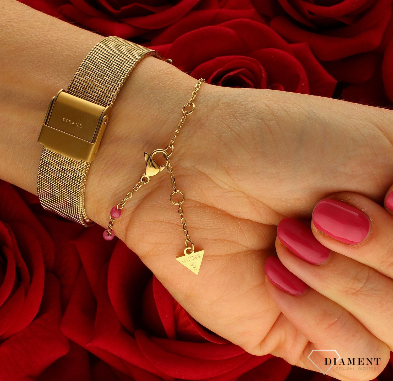 Bransoletka damska Guess z różowymi kuleczkami  i logo JUBB03074WYGFC. Bransoletka markowa Guess na prezent. Markowa biżuteria na lato Guess. Biżuteria ze stali. Bizuteria oryginalna Guess. Modna biżuteria na lato..jpg