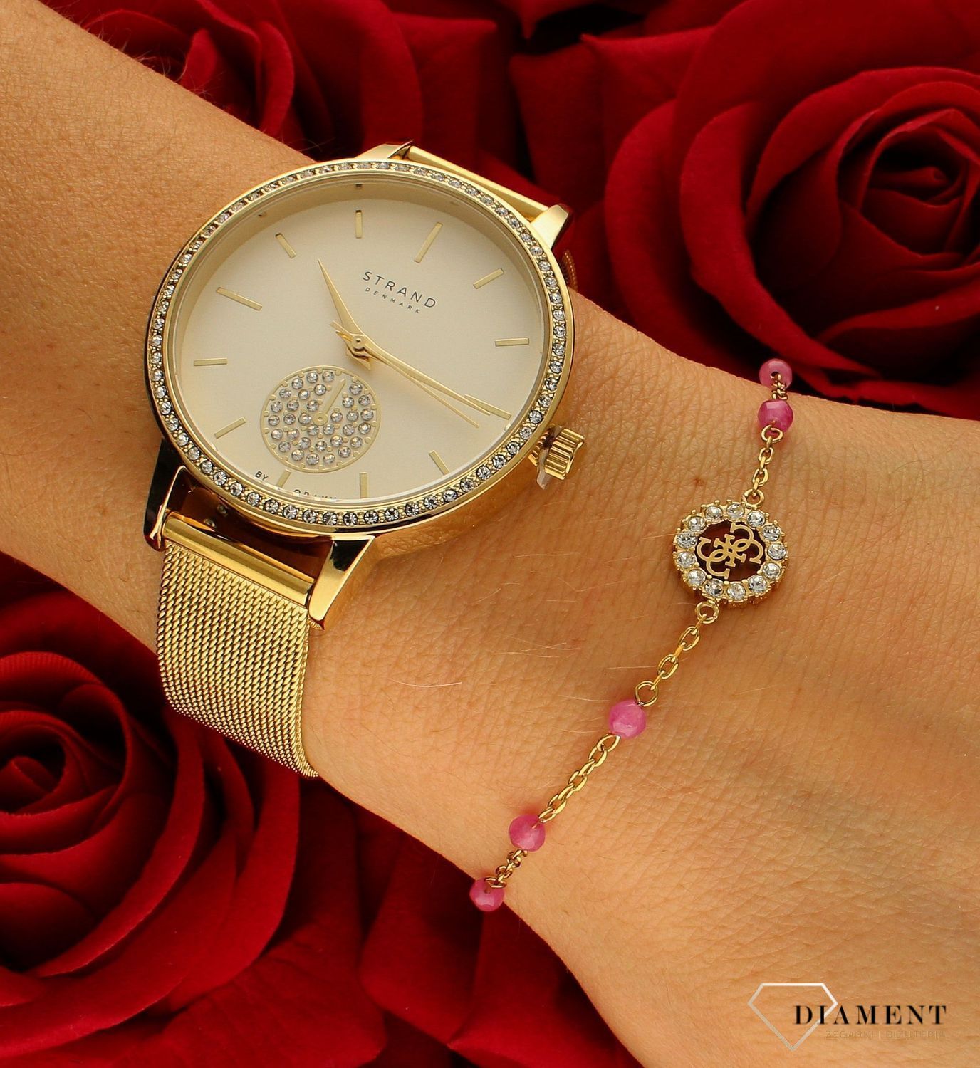 Bransoletka damska Guess z różowymi kuleczkami  i logo JUBB03074WYGFC. Bransoletka markowa Guess na prezent. Markowa biżuteria na lato Guess. Biżuteria ze stali. Bizuteria oryginalna Guess. Modna biżuteria na lato..jpg