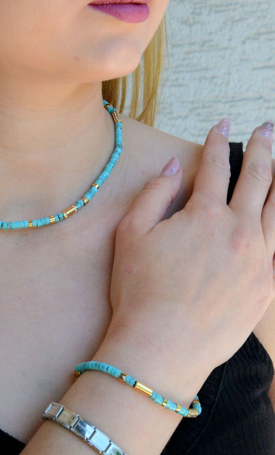 Bransoletka damska Guess w złotym kolorze z kamieniami naturalnymi Howlit i cyrkoniami JUBB03076JWYG.jpg