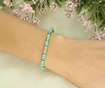 Bransoletka damska Guess w złotym kolorze z kamieniami naturalnymi Howlit JUBB03076JWYGTQS 111.jpg