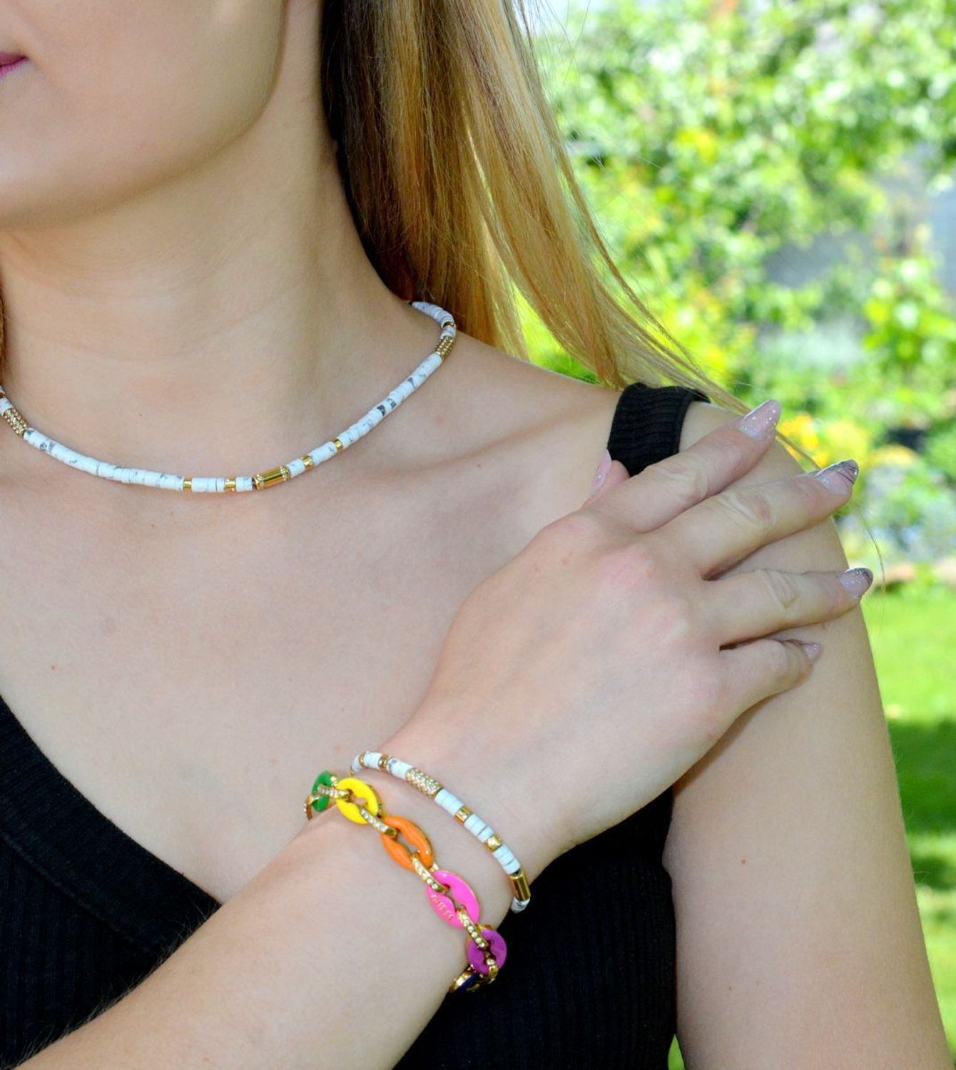 Bransoletka damska Guess w złotym kolorze z kamieniami naturalnymi Biały Turkus JUBB03076JWYGWHS. Stalowa bransoletka w kolorze złotym z cyrkoniami i kamieniami naturalnymi biały turkus. Idealny pomysł na prezent..jpeg