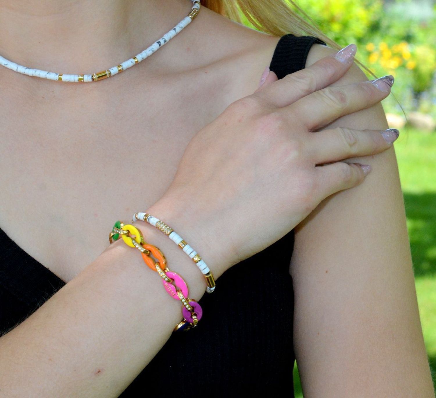 Bransoletka damska Guess w złotym kolorze z kamieniami naturalnymi Biały Turkus JUBB03076JWYGWHS. Stalowa bransoletka w kolorze złotym z cyrkoniami i kamieniami naturalnymi biały turkus. Idealny pomysł na prezent..jpeg