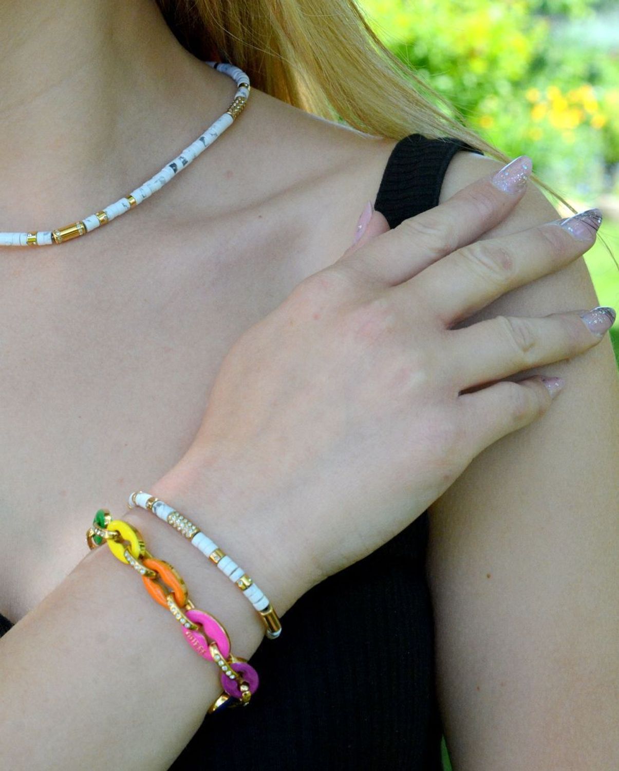 Bransoletka damska Guess w złotym kolorze z kamieniami naturalnymi Biały Turkus JUBB03076JWYGWHS. Stalowa bransoletka w kolorze złotym z cyrkoniami i kamieniami naturalnymi biały turkus. Idealny pomysł na prezent..jpeg