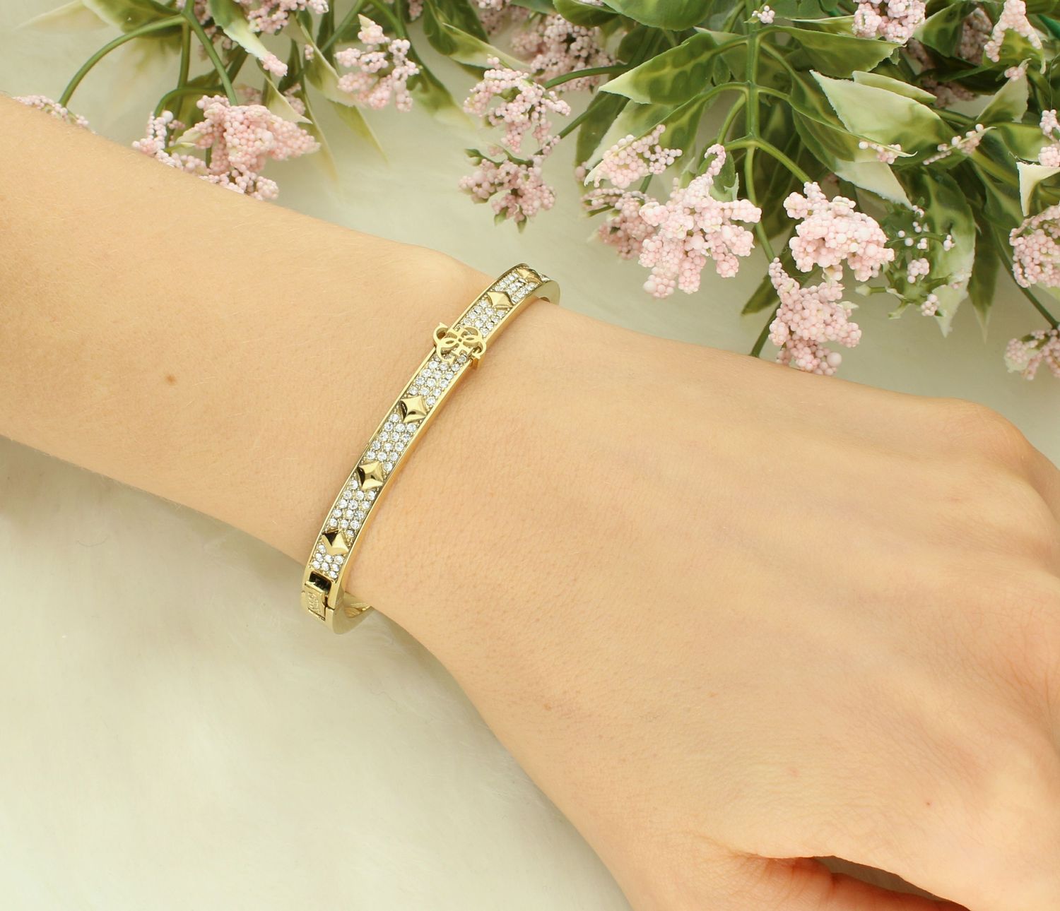 Bransoletka GUESS sztywna JUBB03276JWYGS Bransoletka wykonana ze stali szlachetnej ozdobiona cyrkoniami i logo Guess. Bransoletka sztywna, która świetnie się sprawdzi jako dodatek.webp