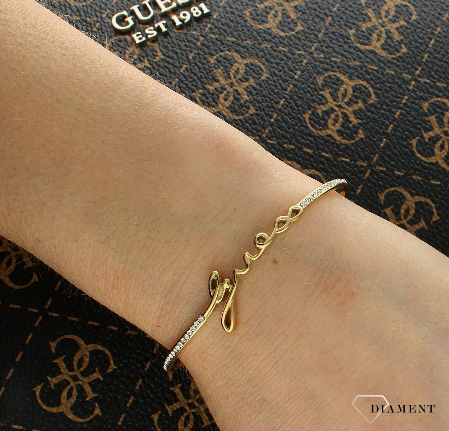 Bransoletka damska sztywna Guess z logo Guess i cyrkoniami JUBB03311JWYGS.jpg