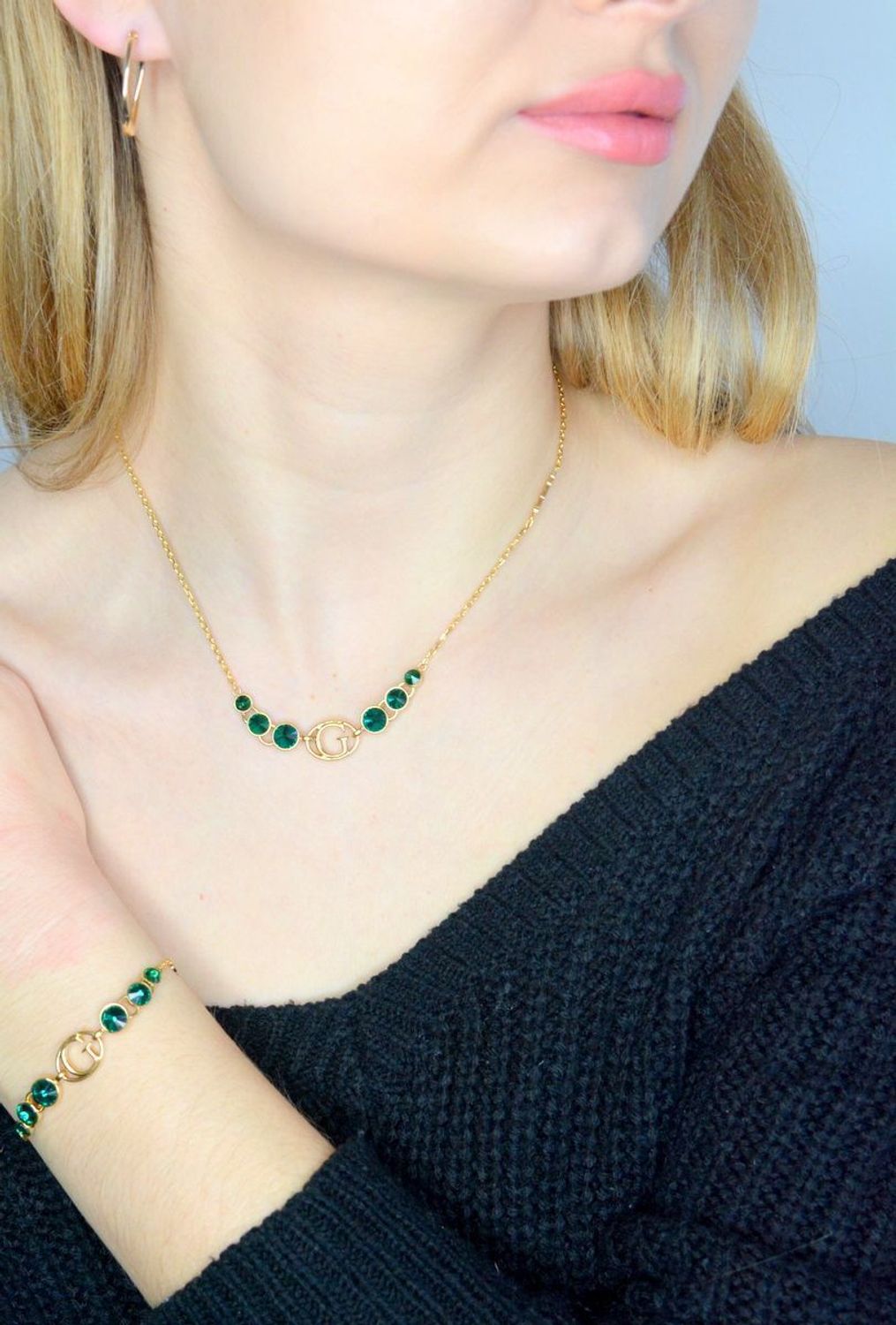 Bransoletka damska Guess z logo Guess i zieloną cyrkonią JUBB03358JWYGEMS. Bransoletka damska Guess. Bransoletka damska stalowa Guess. Bransoletka w złotym kolorze Guess. Bransoletka Guess damska z cyrkoniami..png