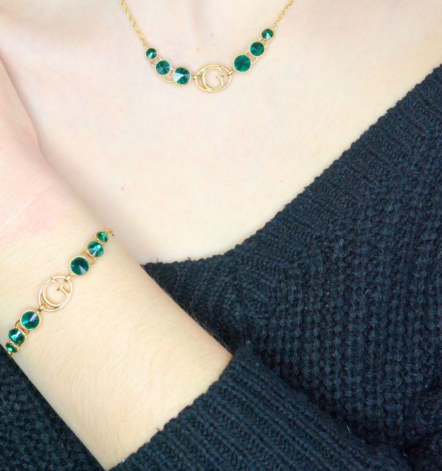 Bransoletka damska Guess z logo Guess i zieloną cyrkonią JUBB03358JWYGEMS. Bransoletka damska Guess. Bransoletka damska stalowa Guess. Bransoletka w złotym kolorze Guess. Bransoletka Guess damska z cyrkoniami..png