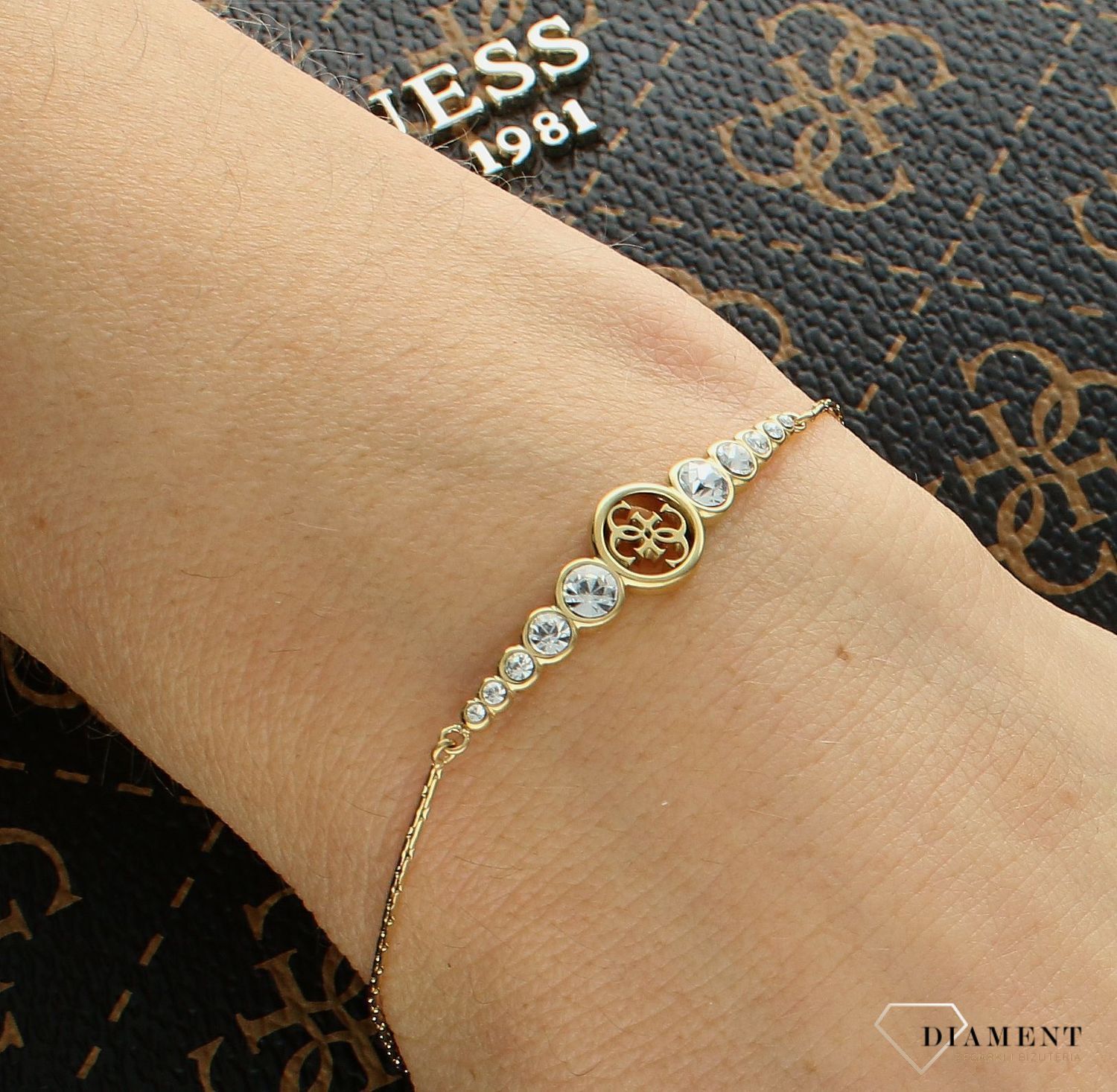 Bransoletka damska GUESS delikatna celebrytka logo Guess JUBB03371JWYGS. Bransoletka damska Guess. Damska bransoletka Guess z cyrkoniami. Bransoletka stalowa Guess. Bransoletka damska stalowa pozłacana Guess..jpg