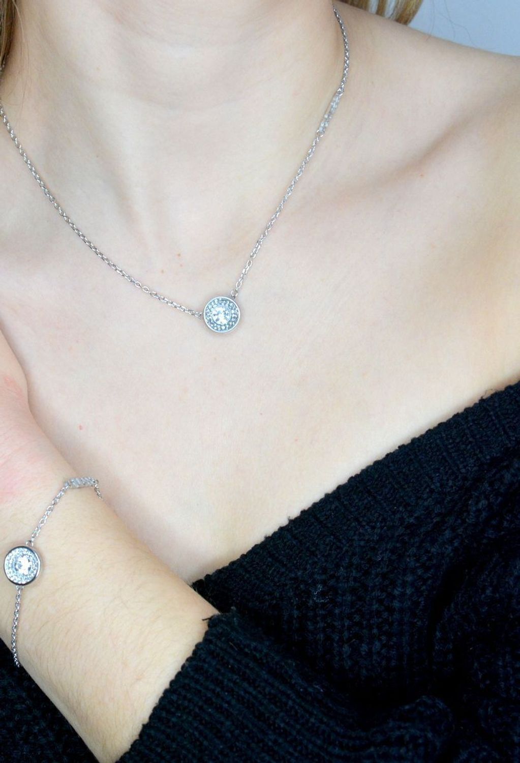 Bransoletka damska Guess z logo Guess i cyrkoniami JUBB03399JWRHS.jpg